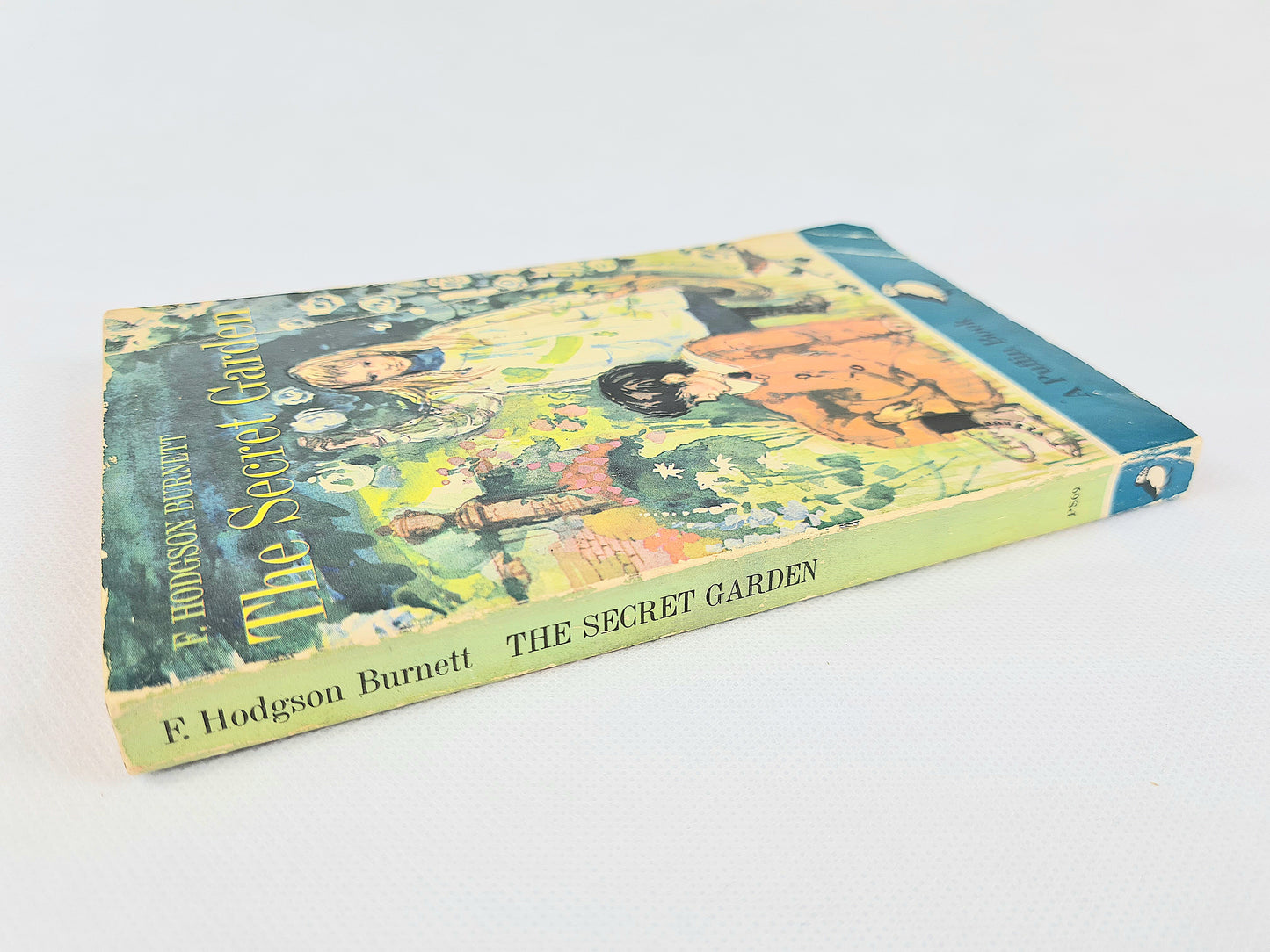 The Secret Garden by Frances Hodgson Burnett. Vintage childrens Puffin book