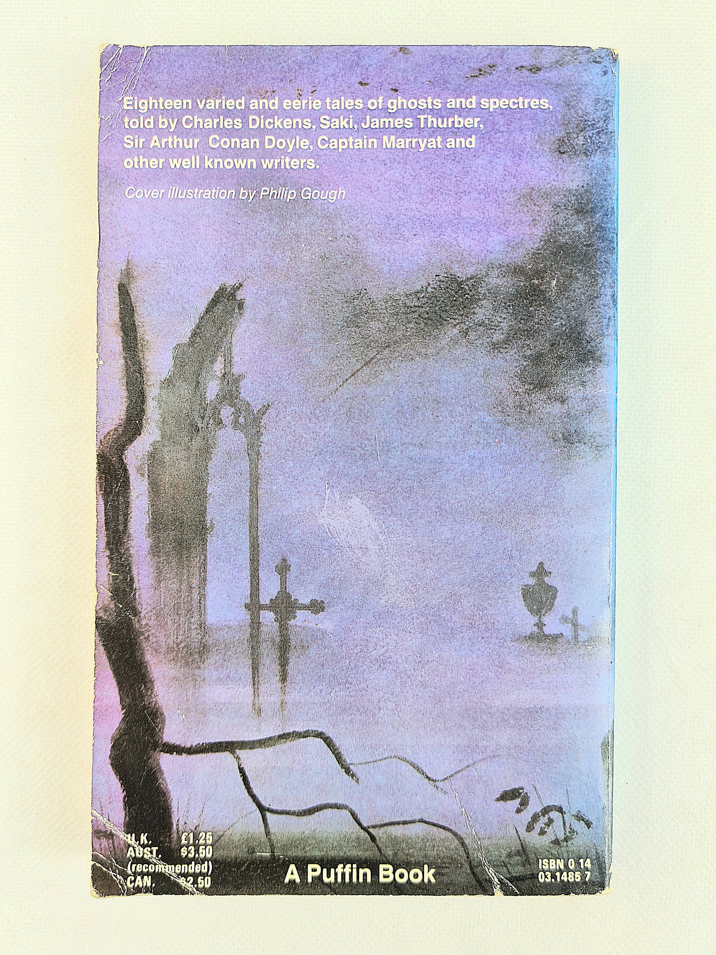 Ghosts Spooks and Spectres. A collection of ghost stories. Puffin Books