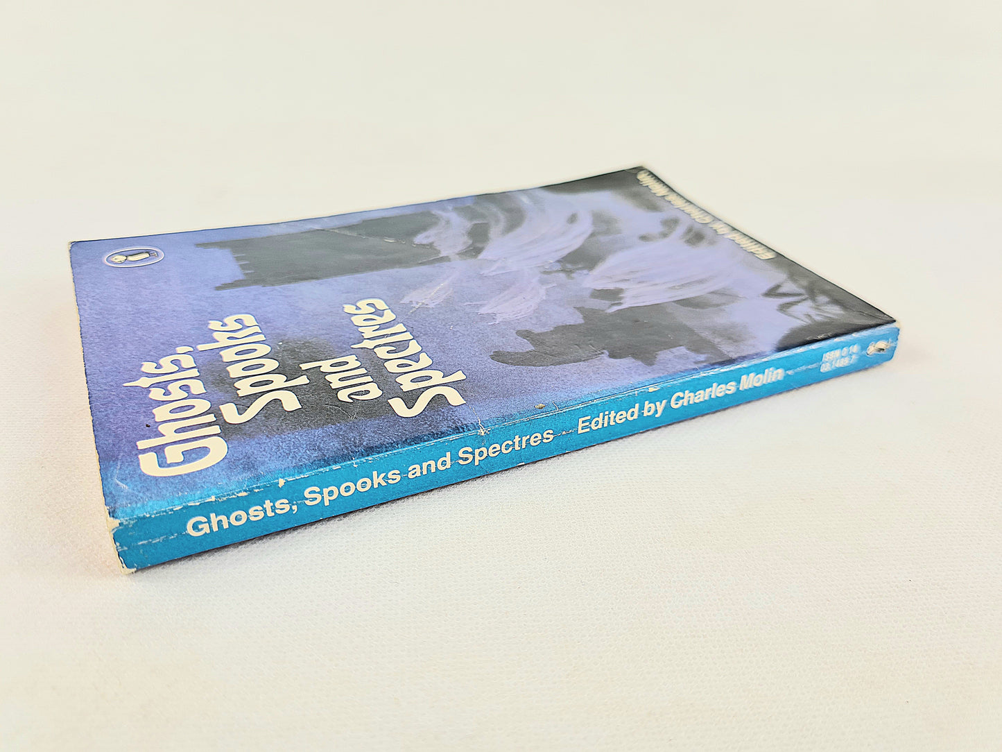 Ghosts Spooks and Spectres. A collection of ghost stories. Puffin Books
