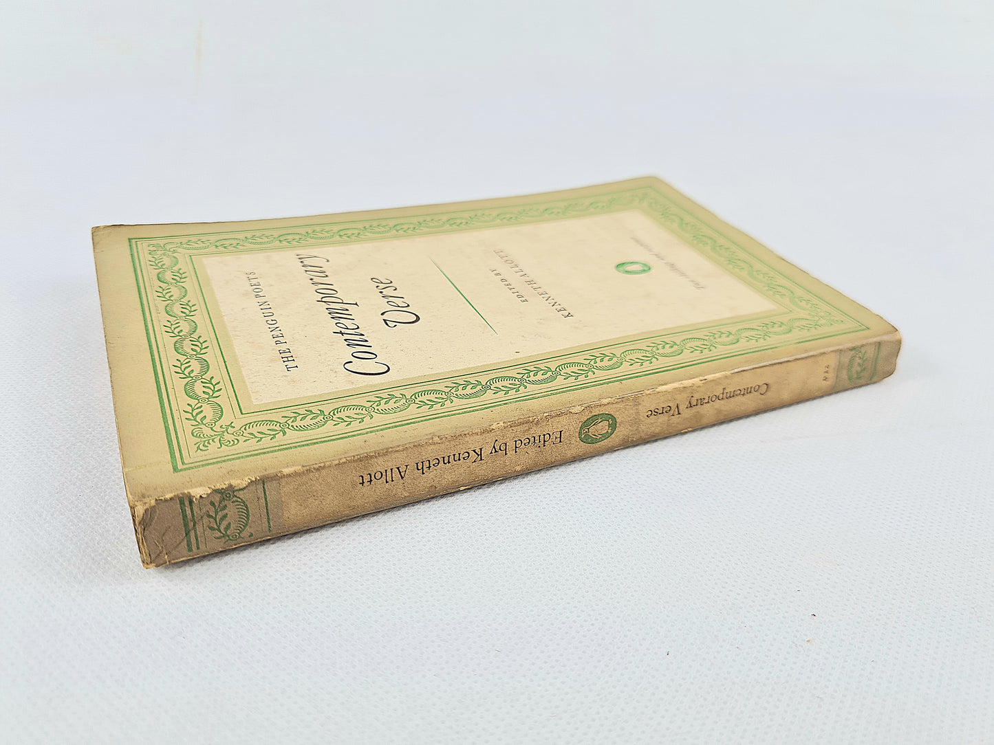 The Penguin Poets, Contemporary Verse. Vintage poetry book