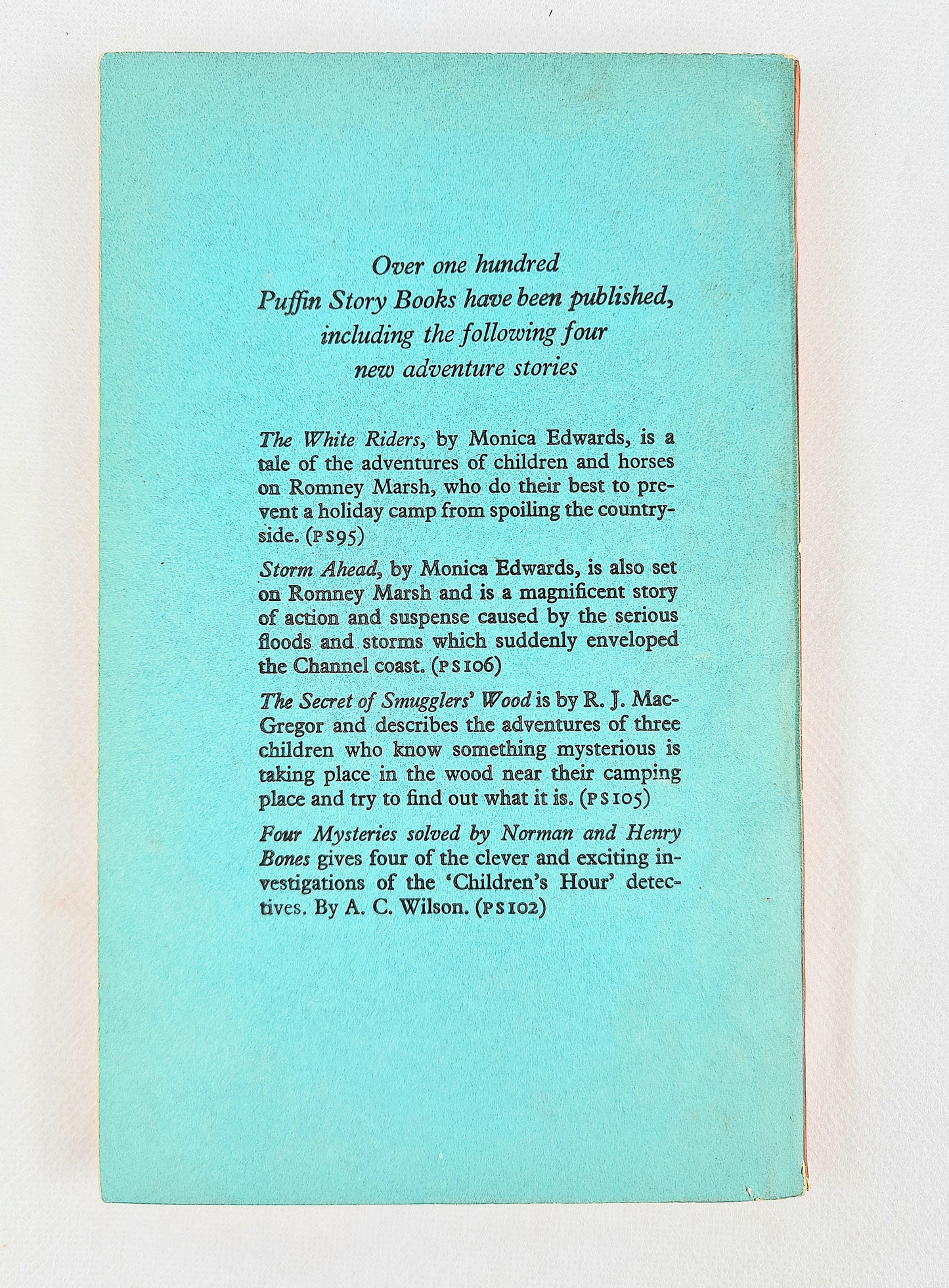 Savage Gold by Roy Fuller. First edition Puffin book. Children's book