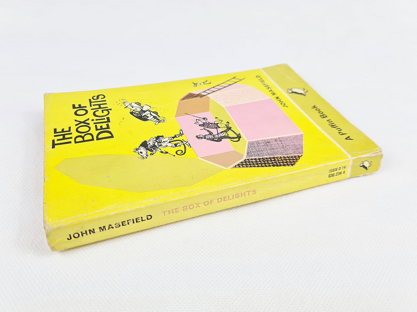 The box of delights, vintage puffin book