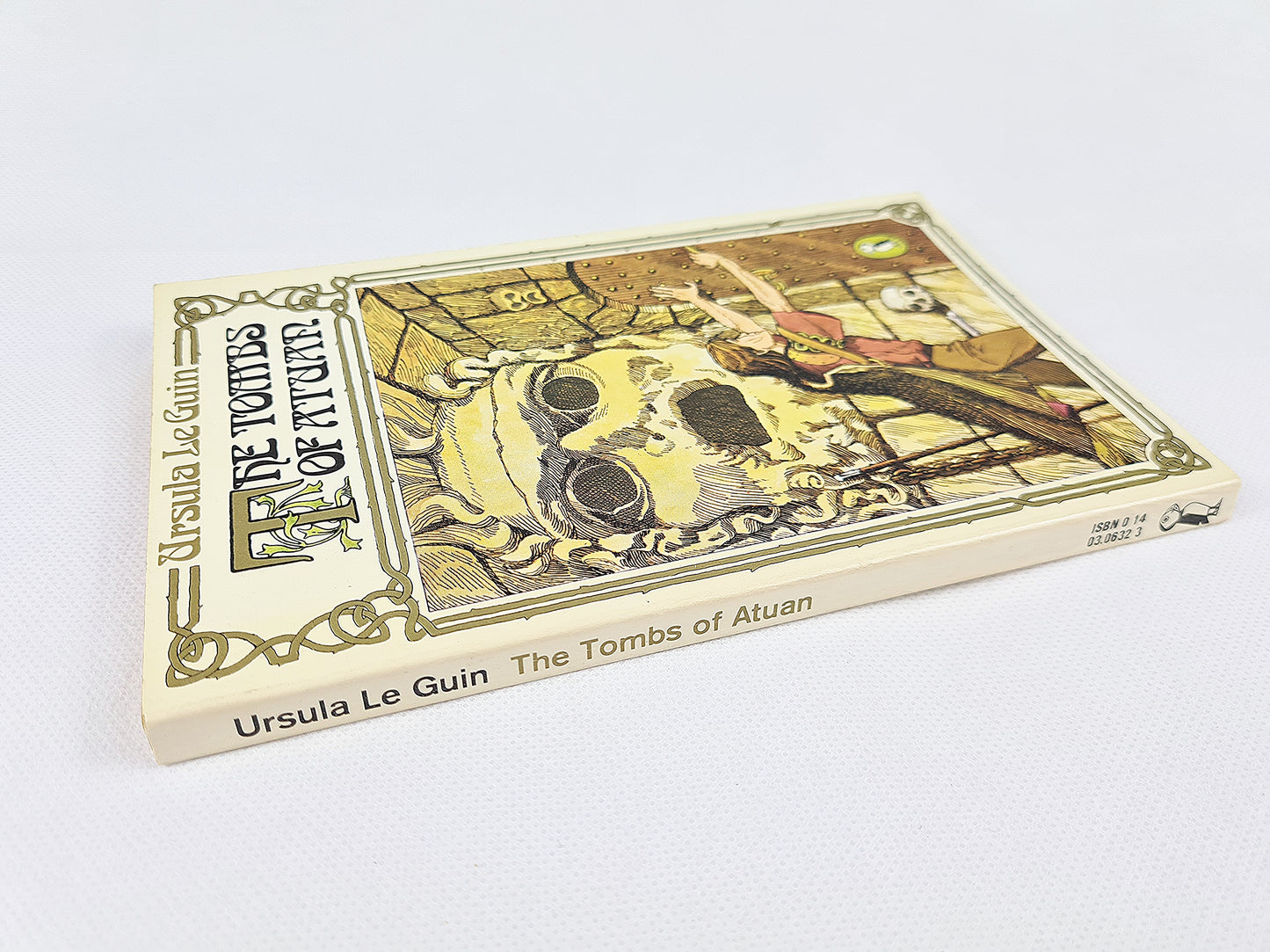 The Tombs of atuan, vintage puffin book