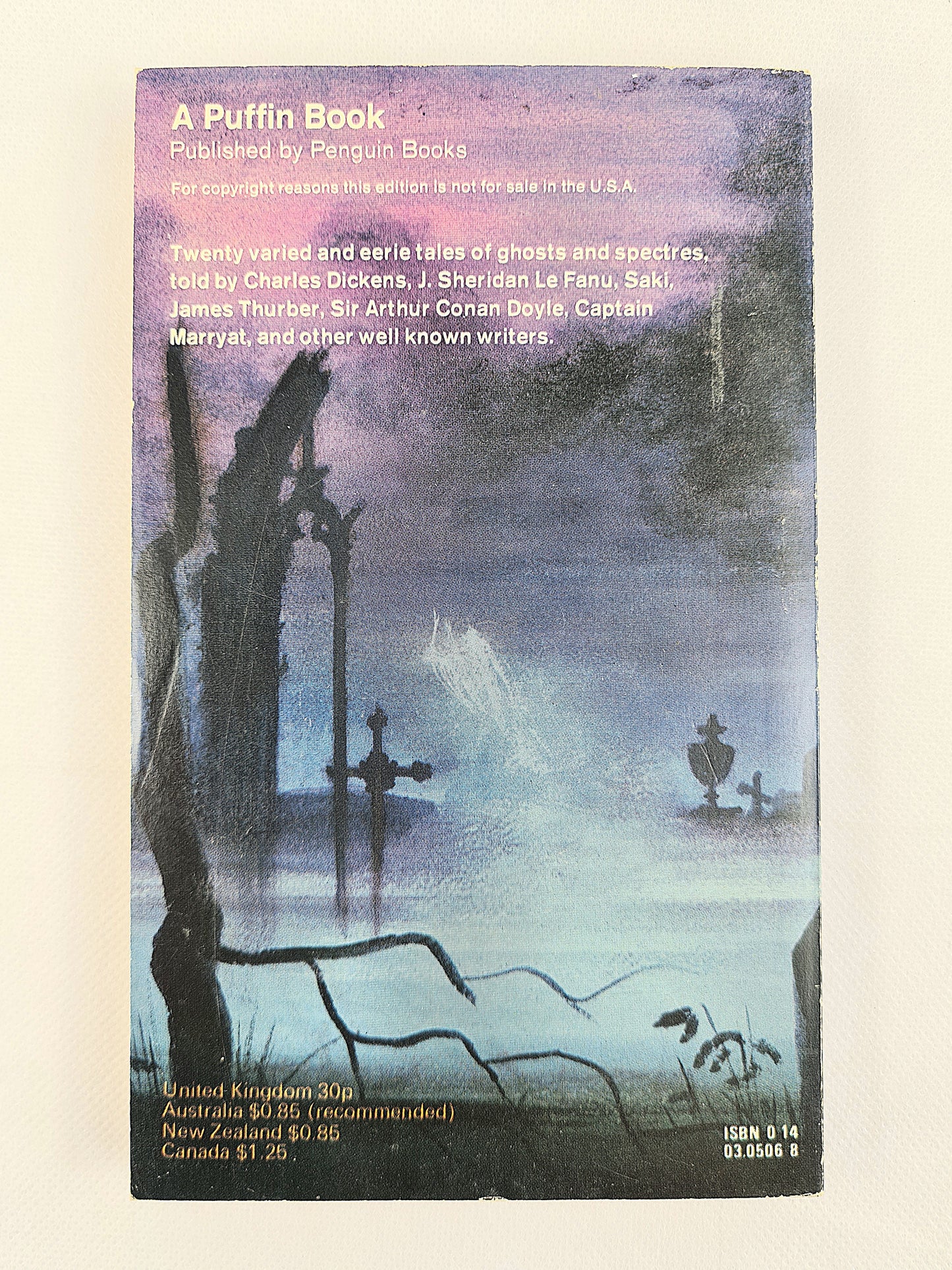 Ghosts, Spooks and Spectres. Edited By Charles Molin. A book of ghost stories. Puffin Books