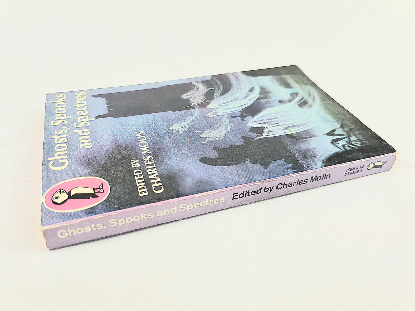 Ghosts, Spooks and Spectres. Edited By Charles Molin. A book of ghost stories. Puffin Books