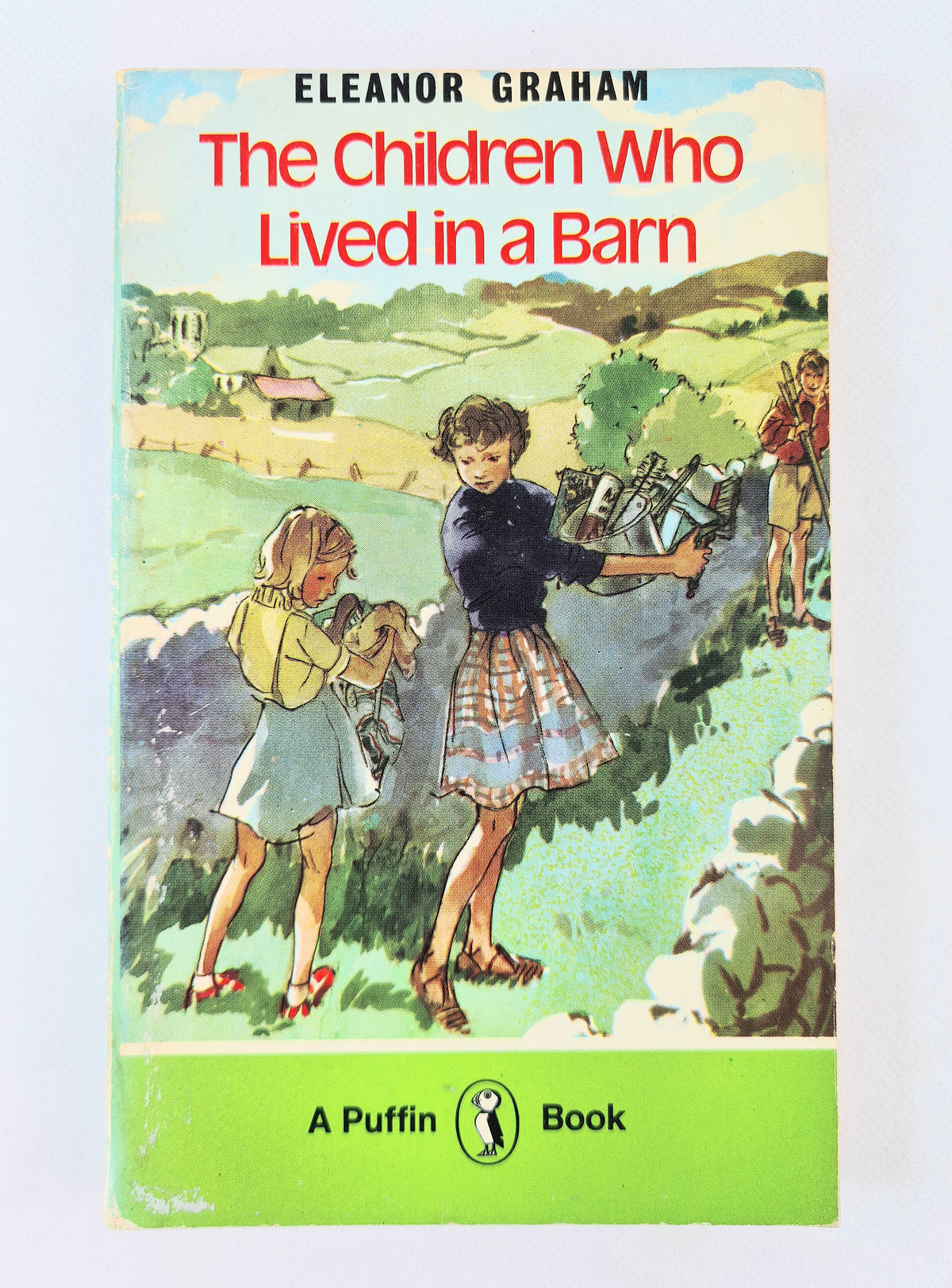 Book cover of 'The Children Who Lived in a Barn' by Eleanor Graham, featuring illustrations of two children in a rural setting.