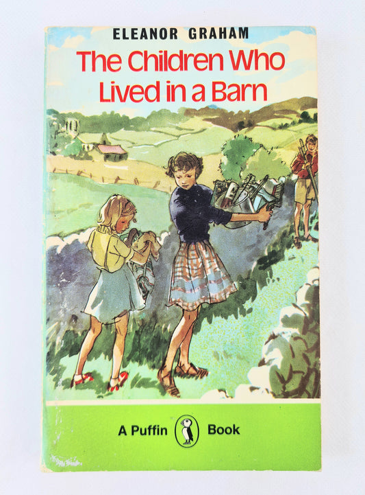 Book cover of 'The Children Who Lived in a Barn' by Eleanor Graham, featuring illustrations of two children in a rural setting.