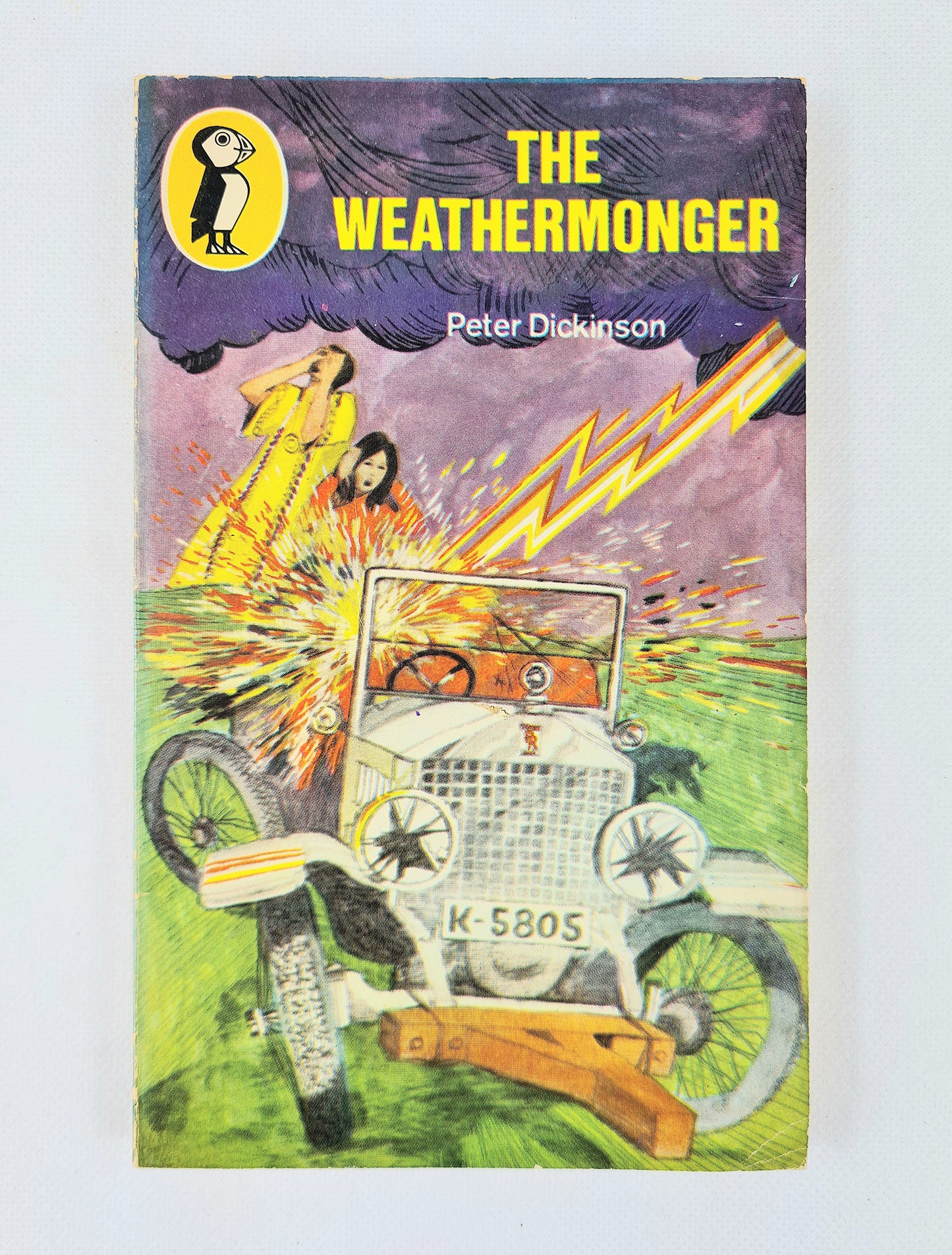 Book cover of 'The Weathermonger' by Peter Dickinson with a vintage car illustration.