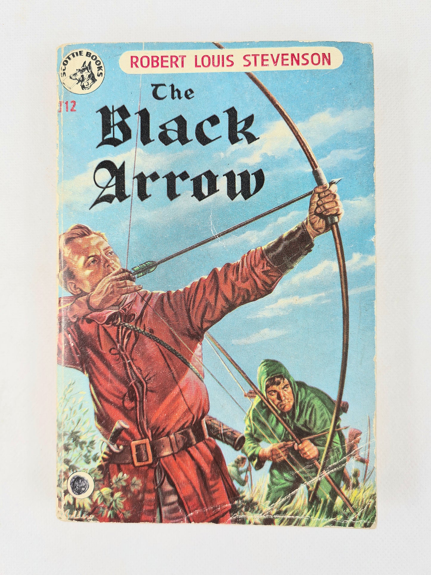 Book cover of 'The Black Arrow' by Robert Louis Stevenson featuring an illustration of a man with a bow and another person in the background.