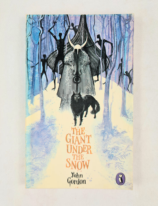 Book cover of 'The Giant Under the Snow' by John Gordon with a fantasy illustration of a giant and creatures in a forest.