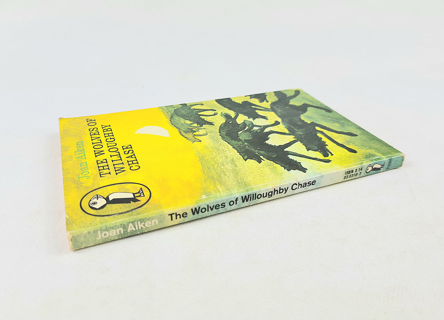 The Wolves of Willoughby Chase by Joan Aiken. Vintage childrens book. Puffin publications